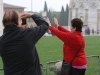 Pisa: spousta lidí se snažila podepřít šikmou věž
