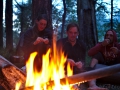 [:cz]Tereza, Florian a Alex odpočívají u ohně [:en]Tereza, Florian and Alex chilling by the fire