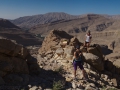 Wadi Bani Khalid: cestou na hřeben podél treku na pobřeží 