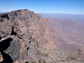 Pohled na severní vrchol Jebel Shams s vojenskou instalací 